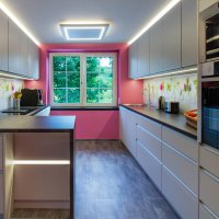 Küche mit klaren Lichtakzenten