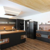 Wohnküche in schwarz/matt